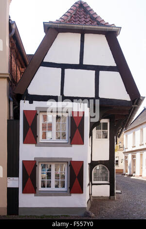 Europa, Deutschland, Nordrhein-Westfalen, Warendorf (Alemania), kleines Fachwerkhaus in der historischen Altstadt. Foto de stock