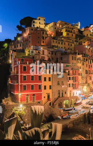 Riomaggiore es una ciudad y comuna ubicada en la provincia de La Spezia, Liguria, en el noroeste de Italia. Foto de stock