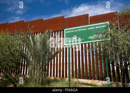 Nogales, Sonora, México - un marcador de límite en el lado mexicano de la valla que separa los Estados Unidos y México. Foto de stock