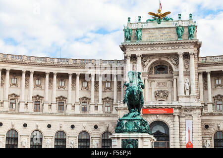 Viena, Austria - Septiembre 27, 2015: Neue Burg y la estatua de El príncipe Eugenio de Saboya en el Palacio de Hofburg. La nueva ala del castillo hoy ho Foto de stock