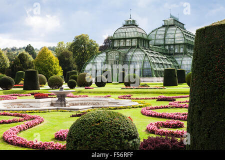 Viajar a la ciudad de Viena - Palmenhaus pavilion, un gran invernadero en el jardín del palacio Schloss Schonbrunn, Viena, Austria Foto de stock