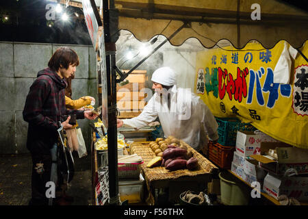 El Japon Kobe La Noche Yayai Puesto De Comida Rapida Vista Lateral Del Hombre Vendiendo Jagabata Patatas Hervidas A Una Pareja Los Alimentos Sobre El Mostrador Vapor Fotografia De Stock Alamy
