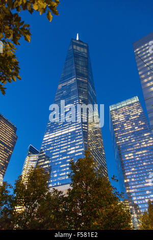 El One World Trade Center (torre de la Libertad) en la noche , Lower Manhattan, Ciudad de Nueva York, Estados Unidos de América.