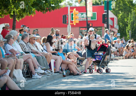 Los ciudadanos y los turistas están viendo Penticton Peach Festival Grand Parade el 08 de agosto, 2015 Foto de stock