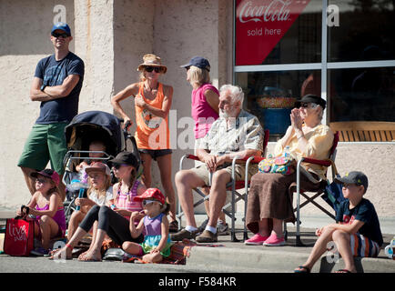 Los ciudadanos y los turistas están viendo Penticton Peach Festival Grand Parade el 08 de agosto, 2015 Foto de stock