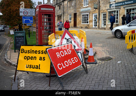 Camino cerrado y negocios abiertos como signos usuales, Chipping Campden, RU