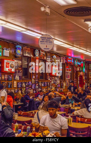 Katz's Deli, una tienda de delicatessen diner en el Lower East Side, Nueva York, Estados Unidos de América. Foto de stock