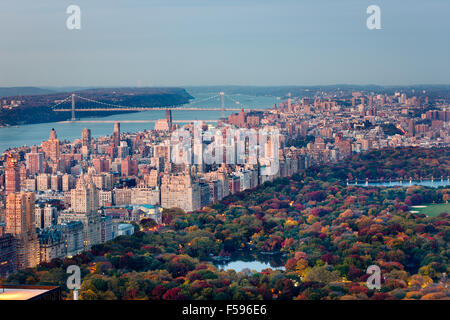 Puesta de sol vista aérea del Upper West Side de Manhattan y Central Park en otoño con George Washington Bridge y el Río Hudson. NYC