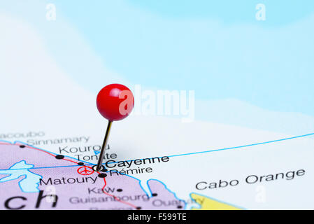 Cayenne anclado en un mapa de América Foto de stock