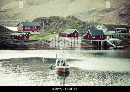 Típico pueblo pesquero noruego con las tradicionales cabañas rorbu,Honningsvåg rojo