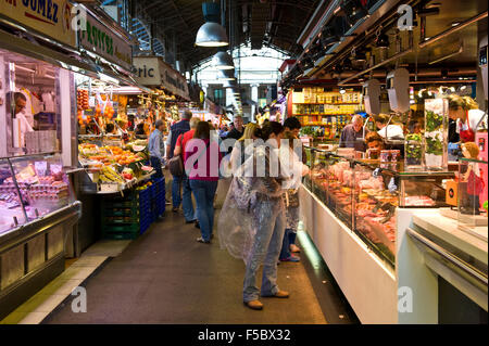 Compradores navegando puestos en el Mercado de la Boqueria Barcelona Cataluña España ES Foto de stock