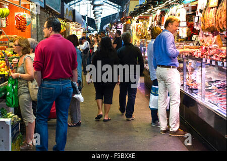 Compras visitando puestos de comida en el Mercado de la Boqueria Barcelona Cataluña España ES Foto de stock