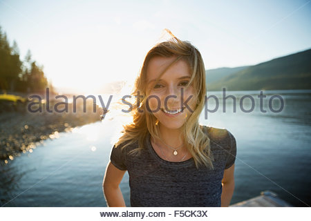 Retrato mujer sonriente en sunny lakeside