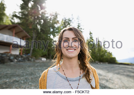 Retrato mujer sonriente fuera de casa del lago