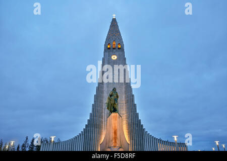 Iglesia de Hallgrims (Guðjón Samúelsson Hallgrimskirkja) y Leif Erikson estatua (Alexander Calder Stirling), Reykjavik, Iceland