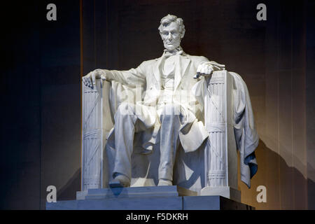 Estatua de Abraham Lincoln, el Monumento a Lincoln, en Washington, Distrito de Columbia, EE.UU. Foto de stock