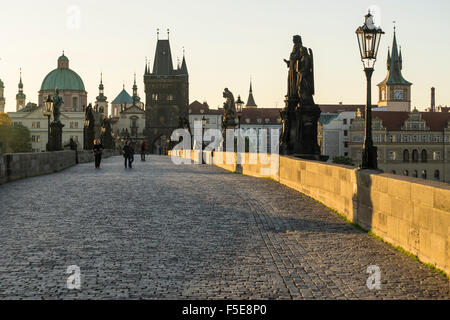 Amanecer en el Puente de Carlos, Sitio del Patrimonio Mundial de la UNESCO, Praga, República Checa, Europa
