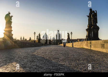 Amanecer en el Puente de Carlos, Sitio del Patrimonio Mundial de la UNESCO, Praga, República Checa, Europa