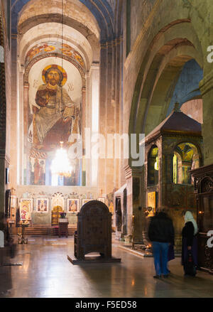 Interior de la Catedral de Svetitskhoveli, siglo XI, por Patriach Melkisedek, histórica capital, Mtskheta, Georgia, el Cáucaso Foto de stock