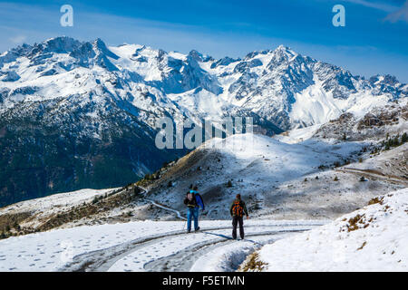 Dos senderistas senderistas en nieve en Col de Granon Briancon, Francia Foto de stock