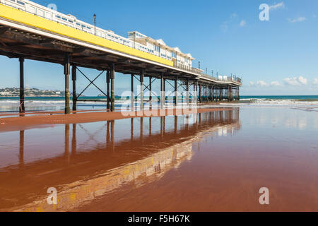 Muelle de Paignton reflejado en mojado y en la playa, Devon, Inglaterra Europa Foto de stock