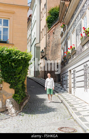 República Checa, Praga, Mala Strana, caminando por la calle turística Foto de stock