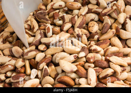 Closeup de crujiente de nueces del Brasil en recipiente de mimbre Foto de stock