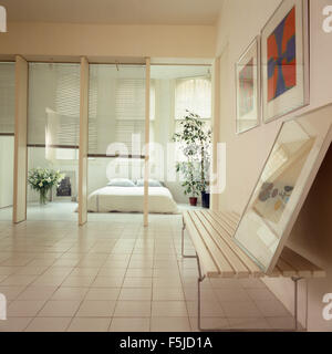 Piso de baldosas de cerámica blanca en la moderna cocina con armarios