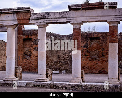 Columnades en el Foro en la ciudad en ruinas de Pompeya Campania Italia Foto de stock