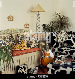 Blanco Negro+animal print sofá y en un salón stock - Alamy