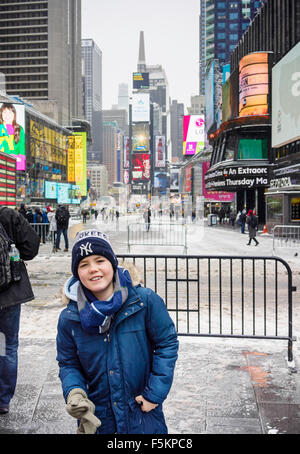 Los Estados Unidos, Nueva York, Manhattan, Times Square, Boy (12-13) en la plaza de la ciudad