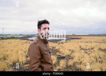 Retrato de un joven en una granja abandonada.