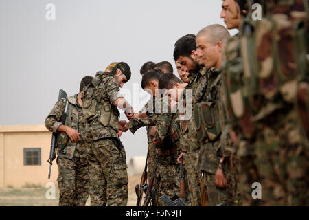 Combatientes kurdos de las Unidades de Protección Popular YPG tomando parte en una ceremonia de reclutamiento en Al-hasakah Hassakeh o distrito en el norte de Siria Foto de stock