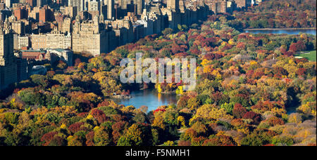 Vista aérea del Parque Central, el lago y el Upper West Side con colorido follaje de otoño. Otoño en Manhattan, Ciudad de Nueva York