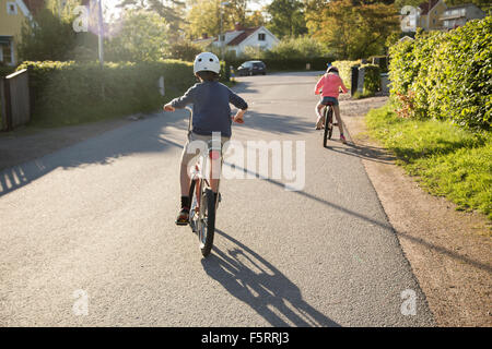 Suecia, Vastergotland, Lerum, niños (10-11, 12-13) Ciclismo en día soleado