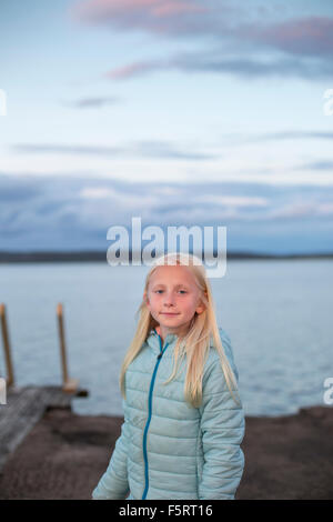 Suecia, Halland, Onsala, Retrato de niña (10-11) frente al lago de