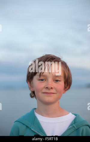 Suecia, Halland, Onsala, Retrato de boy (12-13) al aire libre al atardecer
