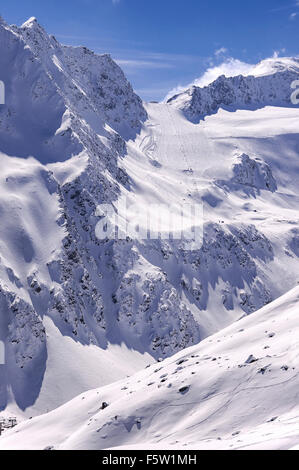 Estación de esquí de remolque y empinadas se ejecutan en glaciar de Rettenbach Solden ski resort en Otztal Alpes en Tirol, Austria Foto de stock