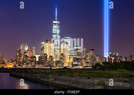 Homenaje a la luz, dos columnas verticales de luz se elevan por encima de Manhattan junto al nuevo Centro de Comercio Mundial, la ciudad de Nueva York