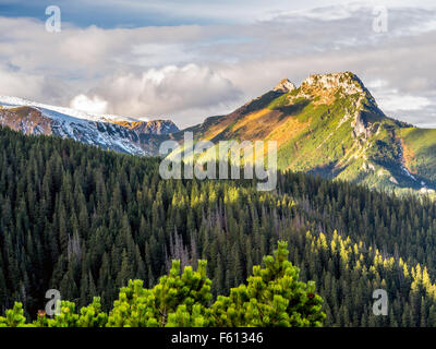Monte Giewont en hermosos colores de otoño visto desde el sendero alpino en las montañas Tatra, Polonia Foto de stock