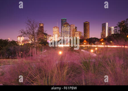 Los edificios en el centro de la ciudad comenzaron a la luz después de la puesta de sol en Houston, Texas. Foto de stock
