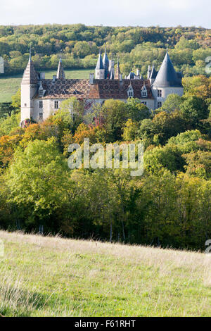 El Château de la Rochepot castillo del siglo 13 en la Cote D'Or región de Francia Foto de stock