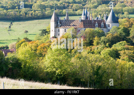 El Château de la Rochepot castillo del siglo 13 en la Cote D'Or región de Francia Foto de stock