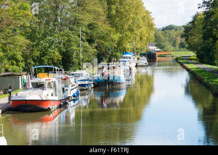Barcos amarrados en Le canal du Centre o canal central en Chagny Francia Foto de stock