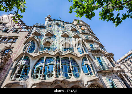 España, Catatonia, Barcelona, Casa Batlló en Passeig de Gràcia, rediseñado en 1904 por Antoni Gaudí Foto de stock