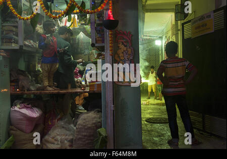 Kolkata, el estado indio de Bengala Occidental. 11 Nov, 2015. Los niños indios disfrutar Kali Puja y Dewali en Calcuta, capital del estado indio oriental de Bengala Occidental, del 11 de noviembre de 2015. Kali puja, un festival hindú celebrado en la India oriental y el Diwali, el festival de las luces y el mayor festival hindú del año se celebran simultáneamente en la India. Crédito: Tumpa Mondal/Xinhua/Alamy Live News Foto de stock