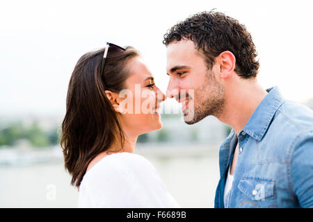 Hermosa joven pareja frotando la nariz como signo de amor y acerca a besan