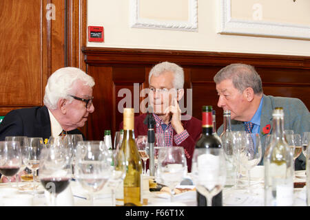 Barry Cryer, Stephen Clarke y Patrick Obispo al Oldie almuerzo literario 10/11/15 Foto de stock