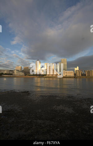 Londres del distrito financiero de Canary Wharf en marea baja, de día, con el río Támesis y el cielo atmosférico, Reino Unido, gran angular, Gran Bretaña Foto de stock