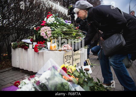 Moscú, Rusia. 14 Nov, 2015. Una mujer enciende una vela en el memorial de las víctimas del ataque terrorista en frente de la embajada francesa en Moscú, Rusia, el 14 de noviembre, 2015. Al menos 127 personas murieron y más de 200 heridos en 6 ataques coordinados el viernes por la noche en París, la televisión francesa BFMTV informó el sábado por la mañana, citando una fuente policial. Crédito: Evgeny Sinitsyn/Xinhua/Alamy Live News Foto de stock